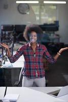 portrait d'une jeune femme afro-américaine réussie dans un bureau moderne