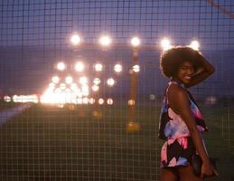 portrait d'une jeune femme afro-américaine en robe d'été photo