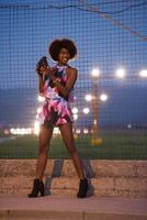 jeune femme afro-américaine en robe d'été photo