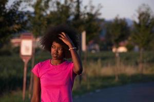 portrait d'une jeune femme afro-américaine courant à l'extérieur photo