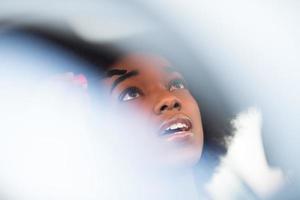 femme se maquillant en conduisant une voiture photo