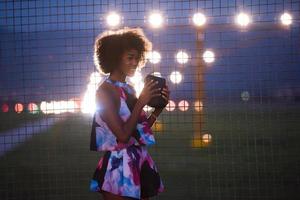 portrait d'une jeune femme afro-américaine en robe d'été photo