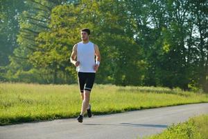 jeune couple faisant du jogging le matin photo