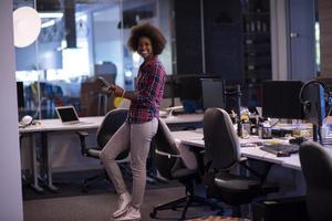 portrait d'une jeune femme afro-américaine réussie dans un bureau moderne photo