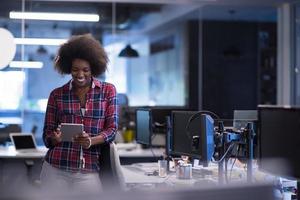 portrait d'une jeune femme afro-américaine réussie dans un bureau moderne photo