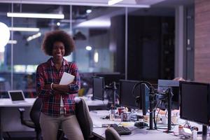 portrait d'une jeune femme afro-américaine réussie dans un bureau moderne photo