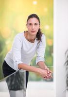 portrait d'une belle jeune femme à la maison photo