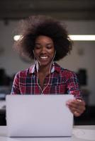 portrait d'une jeune femme afro-américaine réussie dans un bureau moderne photo