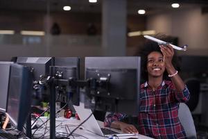 portrait d'une jeune femme afro-américaine réussie dans un bureau moderne photo