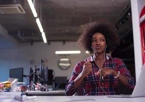 portrait d'une jeune femme afro-américaine réussie dans un bureau moderne photo