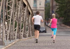 couple faisant du jogging à l'extérieur