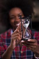 portrait d'une jeune femme afro-américaine réussie dans un bureau moderne photo