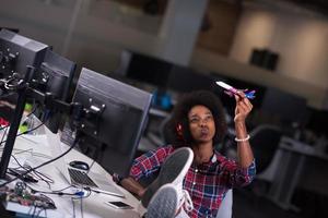 portrait d'une jeune femme afro-américaine réussie dans un bureau moderne photo