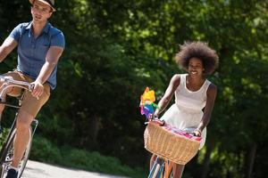 jeune couple multiethnique faisant du vélo dans la nature photo