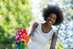 jolie jeune femme afro-américaine faisant du vélo dans la forêt photo