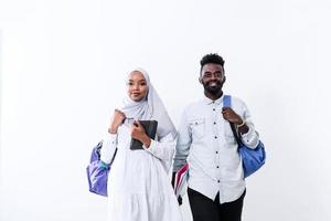 couple d'étudiants africains marchant photo