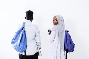 couple d'étudiants africains marchant photo