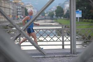 bel homme âgé faisant du jogging photo