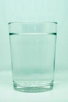 de l'eau sur un verre transparent. pour les notions de santé. fond blanc isolé. photo