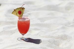 cocktail de fruits sur la plage d'une île tropicale photo