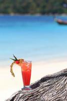 cocktail de fruits sur la plage d'une île tropicale photo