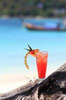 cocktail de fruits sur la plage d'une île tropicale photo