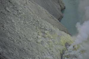 vapeurs de soufre du cratère du volcan kawah ijen, indonésie photo