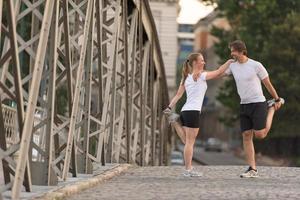 couple s'échauffant et s'étirant avant de faire du jogging photo