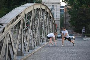 couple s'échauffant et s'étirant avant de faire du jogging photo