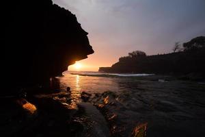 coucher de soleil sur temple hindou pura tanah lot, bali, indonésie photo