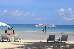 chaise sur la plage pour se détendre photo