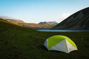 vue sur la tente verte panorama avec le lac levanis en géorgie photo