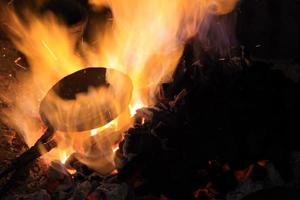 forger le feu dans la forge où sont fabriqués les outils en fer