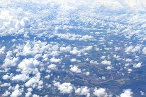 vue aérienne de la terre paisible couverte de nuages photo