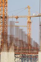 chantier de construction avec des cadres en acier en béton renforcé qui s'élèvent photo