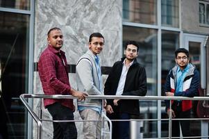 groupe de quatre étudiants adolescents indiens. camarades de classe passent du temps ensemble. photo