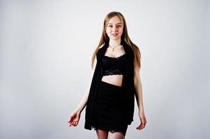 modèle de fille en vêtements noirs posés au studio sur fond blanc. photo