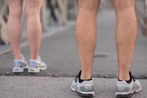 couple faisant du jogging à l'extérieur photo