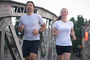 couple faisant du jogging à l'extérieur photo