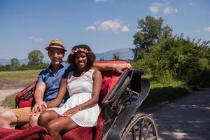 couple multiethnique assis dans une calèche photo