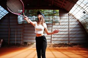 jeune joueuse sportive avec une raquette de tennis sur un court de tennis. photo