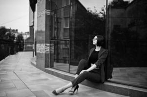 une grande jeune femme modèle belle et élégante aux longues jambes. femme d'affaires à lunettes. photo