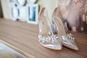 chaussures de mariée de mariage. son jour heureux. photo