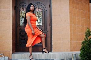 femme afro-américaine modèle xxl en robe orange. photo