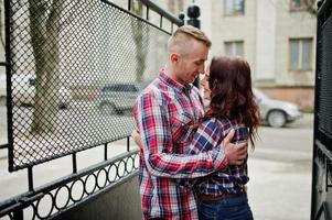 couple élégant portant une chemise à carreaux amoureux ensemble. photo