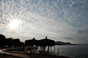 cabanons au coucher du soleil. point de repère populaire, célèbre destination de bodrum, turquie. photo