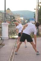 couple s'échauffant avant de faire du jogging photo