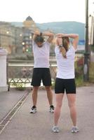 couple s'échauffant avant de faire du jogging photo