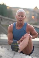 bel homme qui s'étend avant de faire du jogging photo