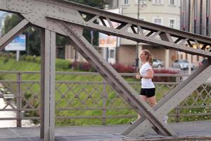 femme sportive courant sur le trottoir photo